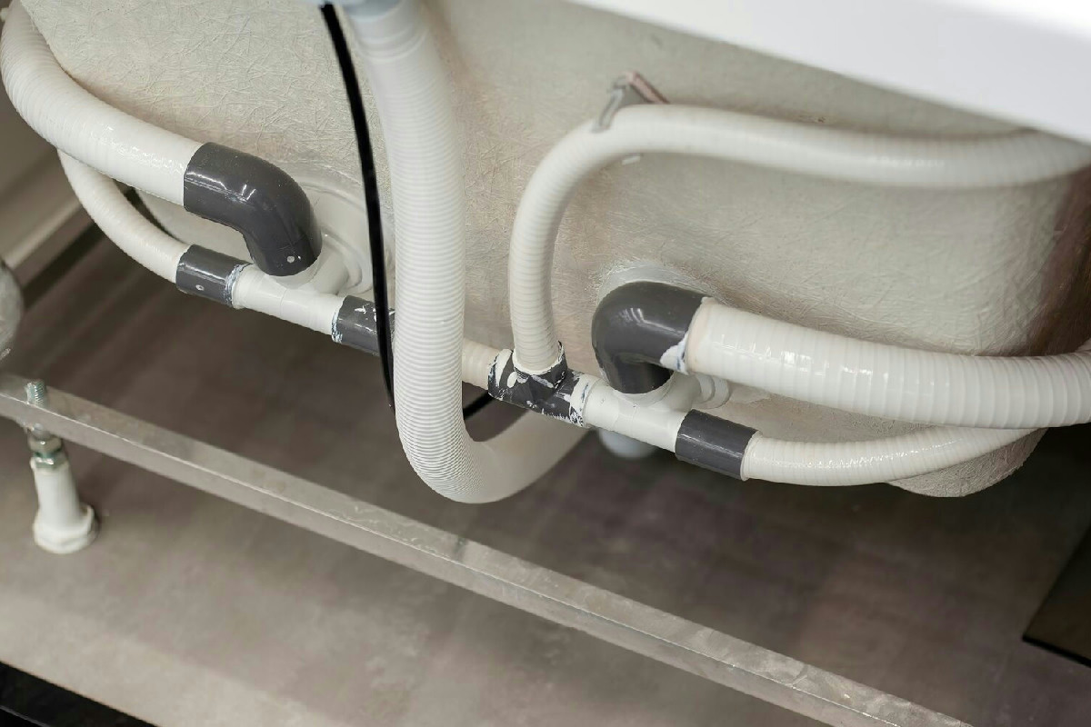 Acqua che risale dallo scarico della lavatrice: cause comuni e come fermarla definitivamente