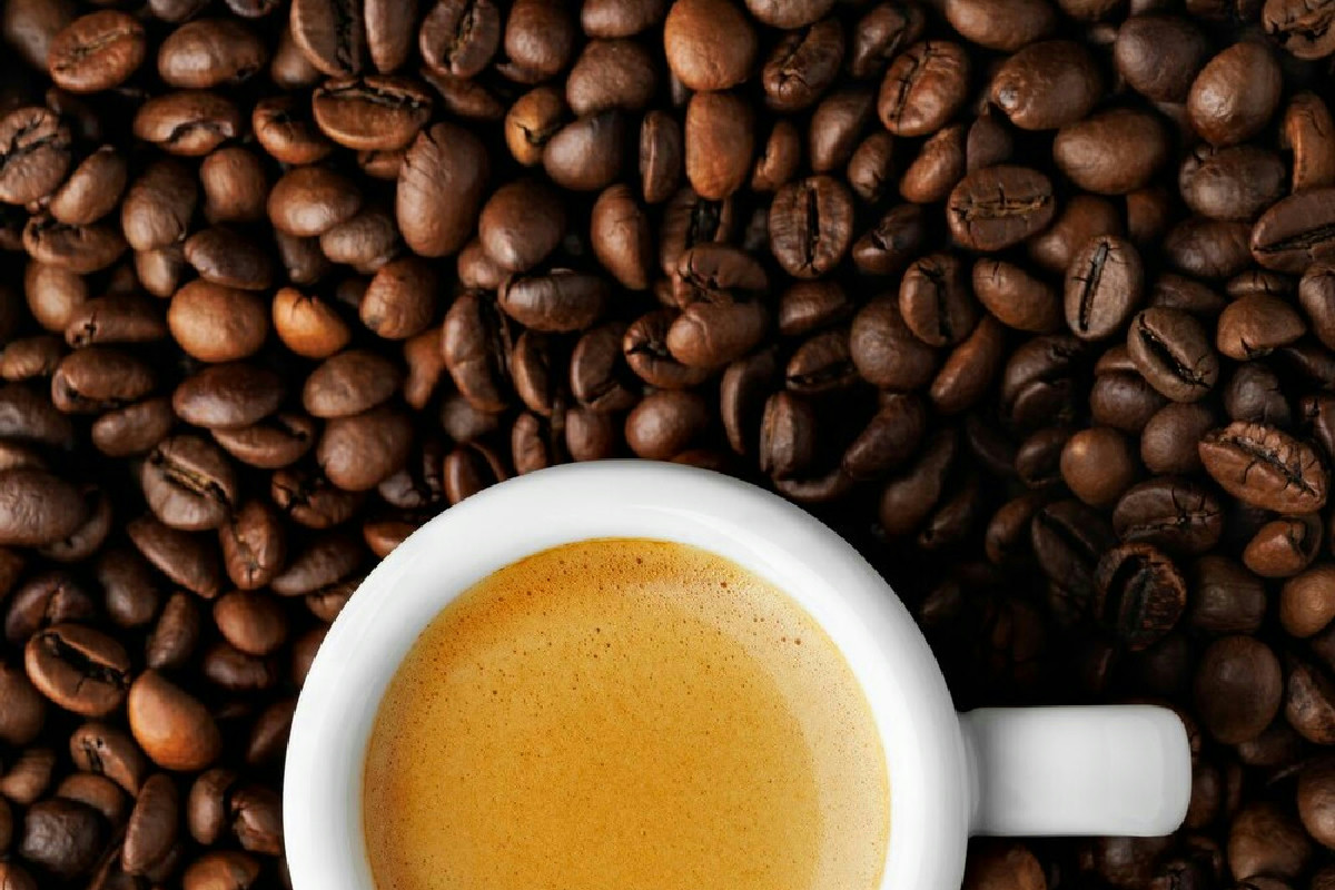 Bere caffè al mattino: qual è la soglia da non superare per preservare la salute cerebrale