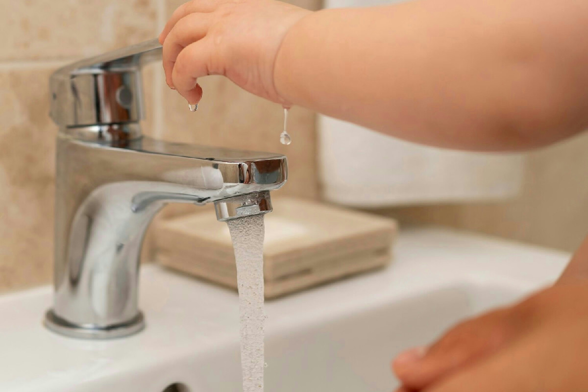 Evitare l’acqua calda del rubinetto per cucinare quando fa freddo può proteggere la salute in casa