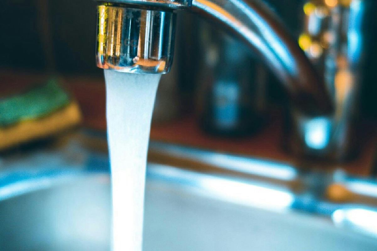 Evitare l’acqua calda del rubinetto per cucinare quando fa freddo può proteggere la salute in casa