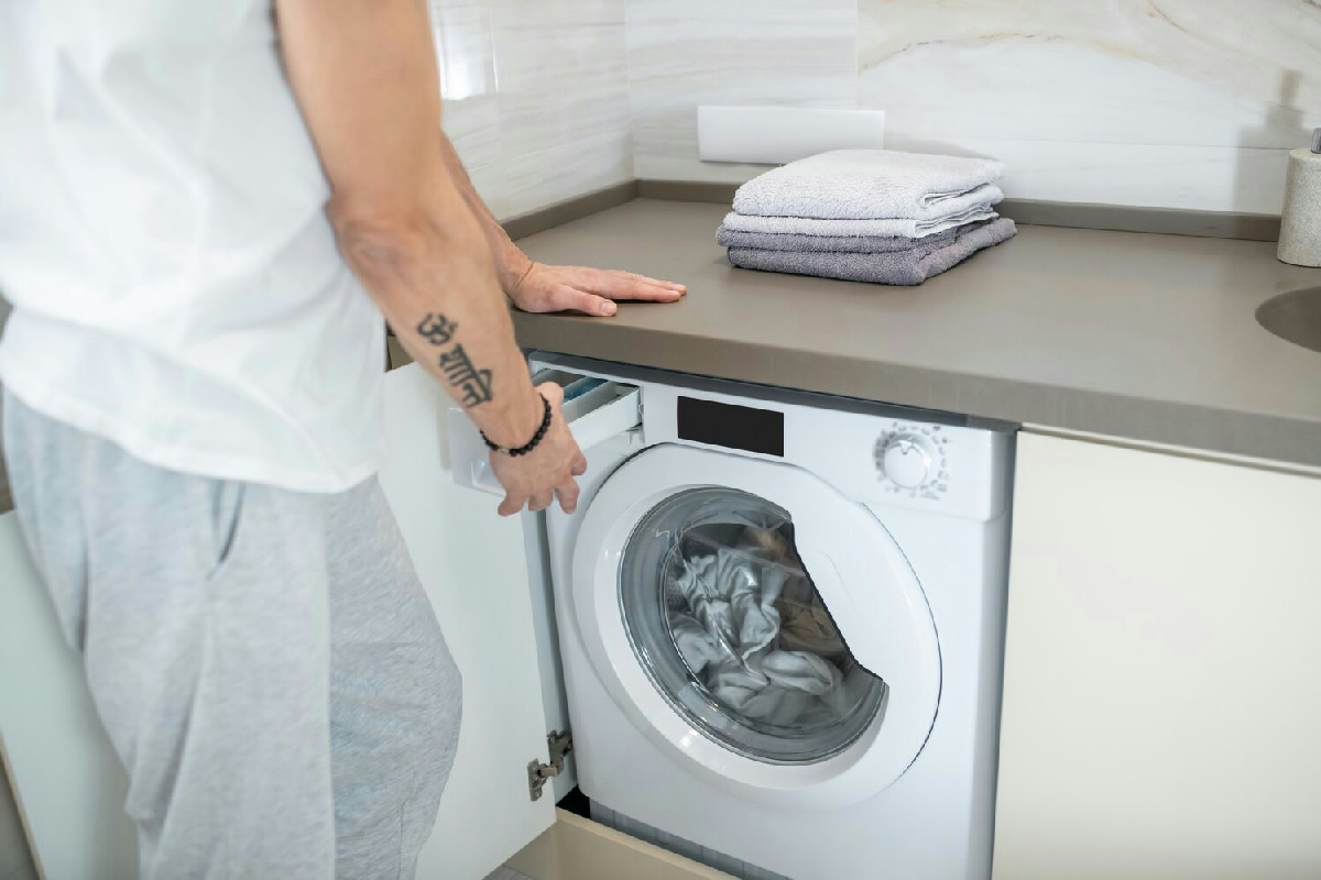 L’ingrediente semplice che sta cambiando il bucato eliminando ogni cattivo odore dalla lavatrice