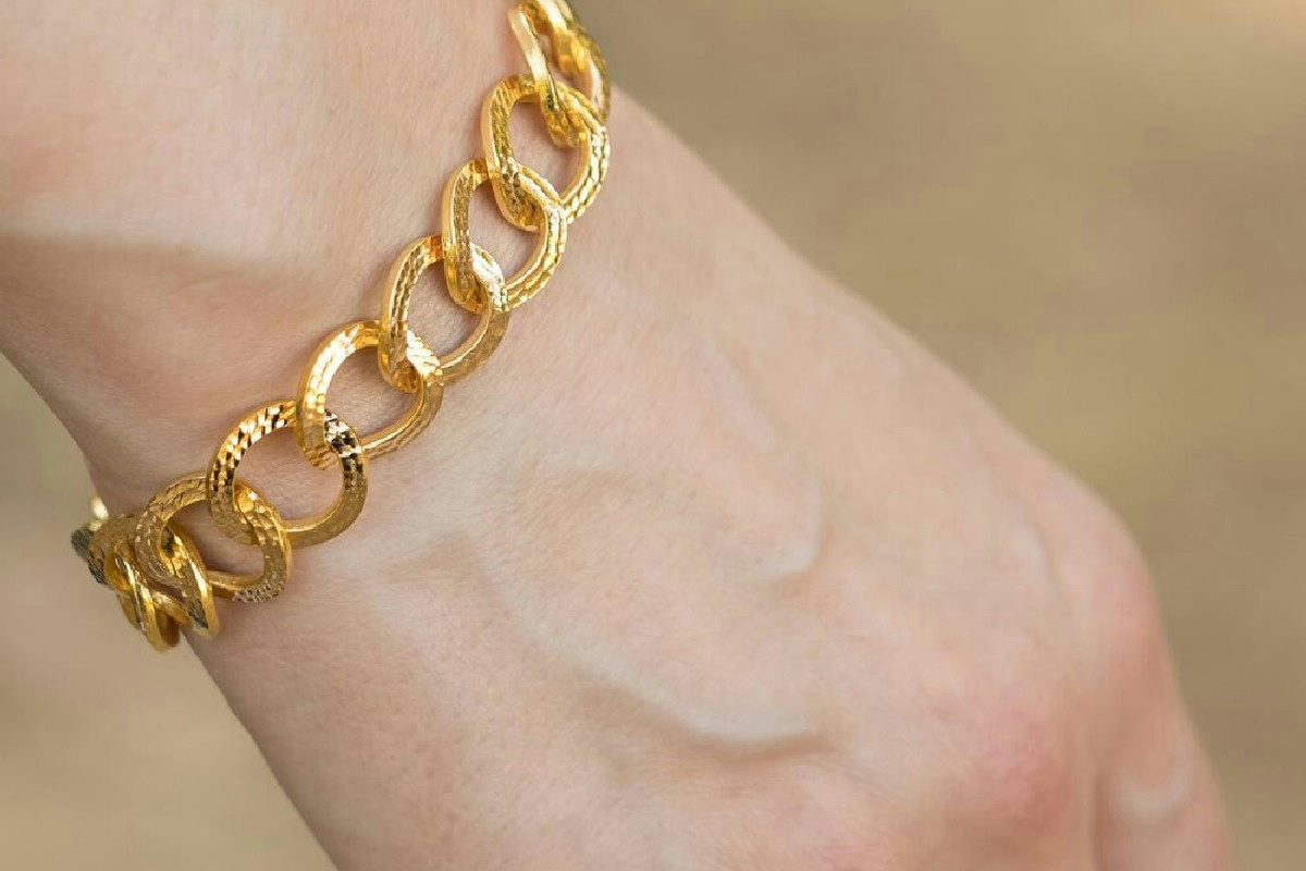 Il prezzo dell’oro raggiunge livelli record dal 1979: un rialzo che scuote i mercati globali