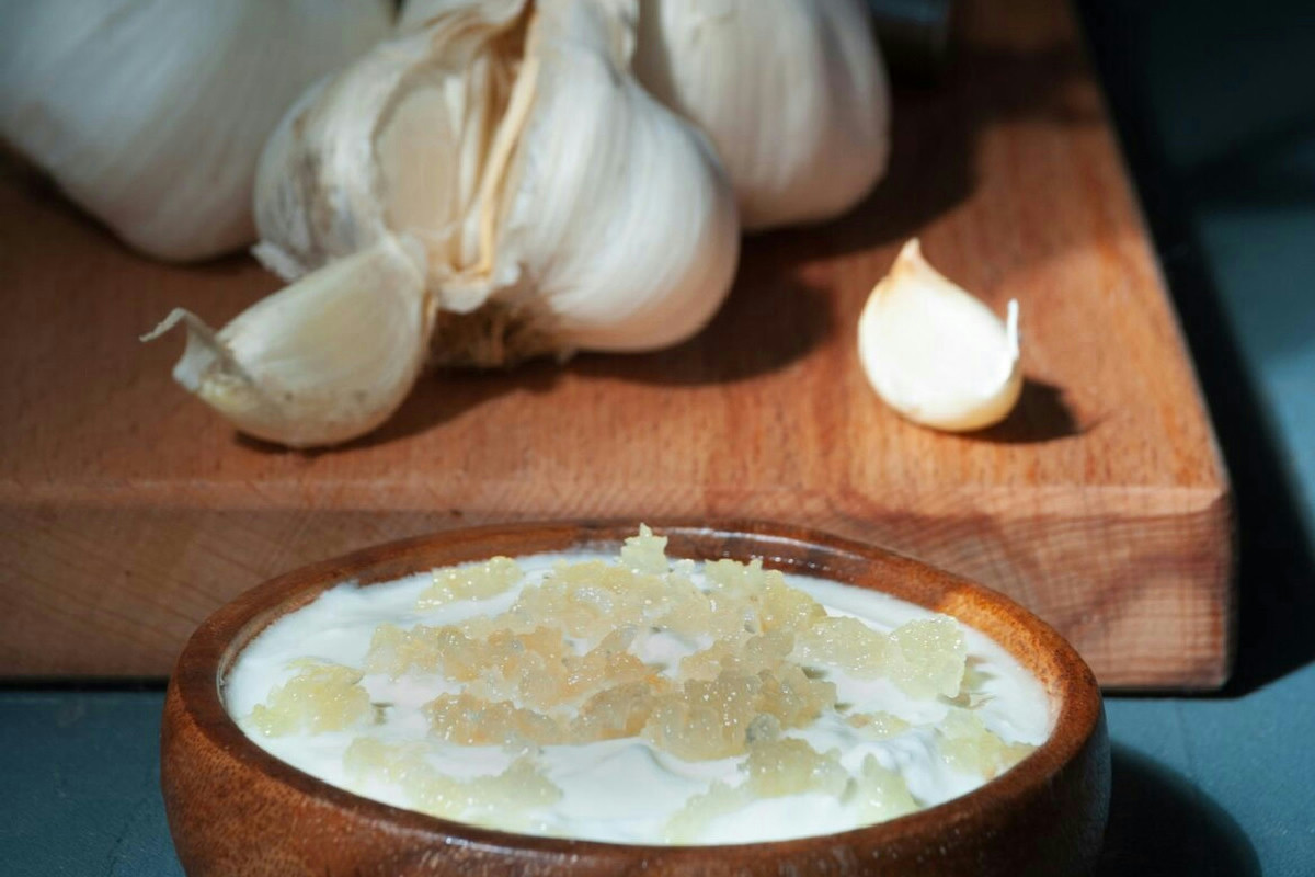 Sai cosa succede al corpo quando unisce aglio e latte contro il freddo invernale?