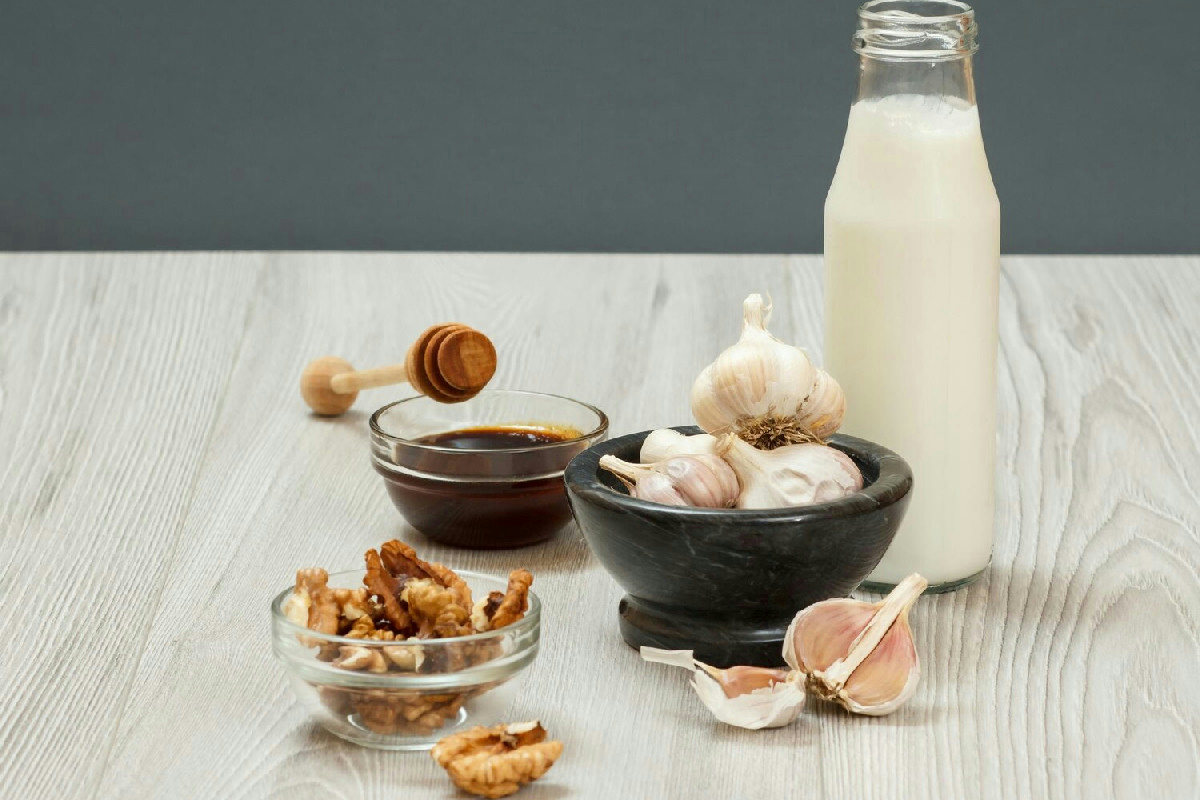 Sai cosa succede al corpo quando unisce aglio e latte contro il freddo invernale?