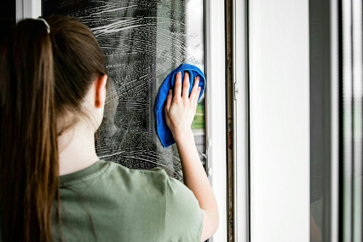 Il segreto per avere finestre interne sempre pulite e vetri perfetti senza alcuno sforzo