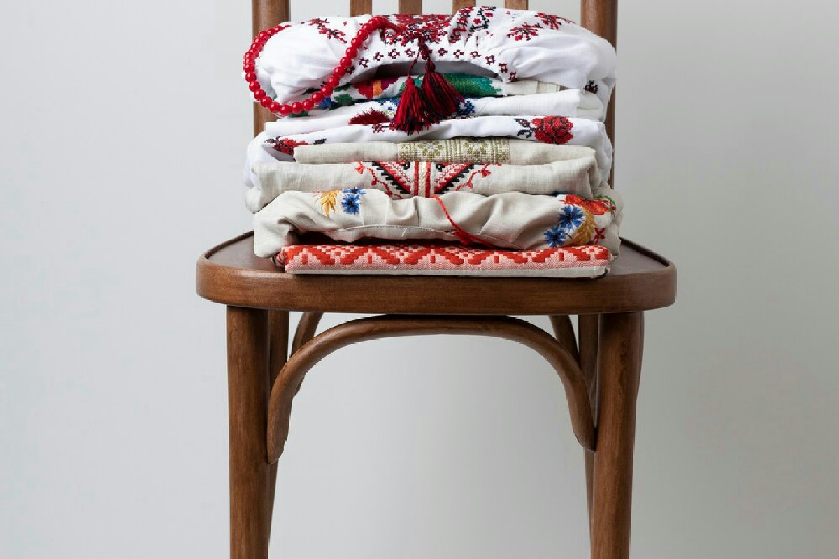 Vestiti sulla sedia senza mai sistemarli: cosa rivela questo comportamento abituale quotidiano